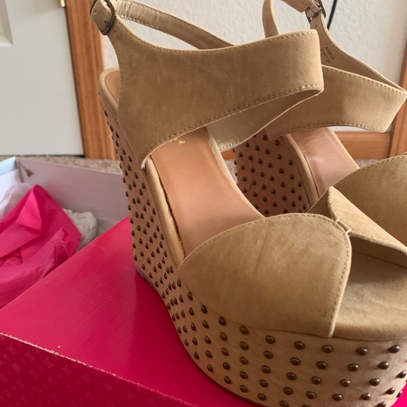 Tan Wedge Summer Heel - Picture 2 of 4